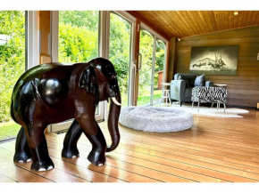 Lodge of Africa - einzigartige Themenzimmer, eingezäunten Garten, Sauna, Whirlpool & Kamin